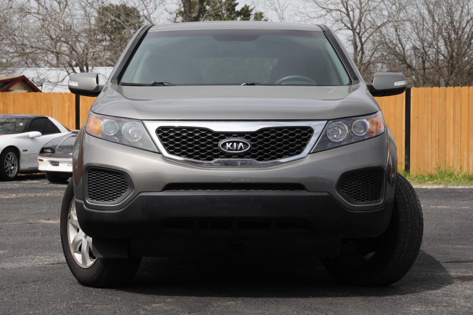 2012 GRAY KIA SORENTO LX 2WD (5XYKT3A10CG) with an 2.4L L4 DOHC 16V engine, 6-SPEED AUTOMATIC transmission, located at 420 E. Kingsbury St., Seguin, TX, 78155, (830) 401-0495, 29.581060, -97.961647 - Photo#1